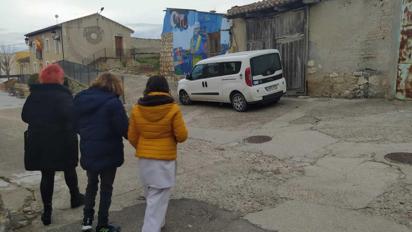 Fabio junto a su madre y su hermana antes de montarse en la furgoneta adaptada en San Pelayo