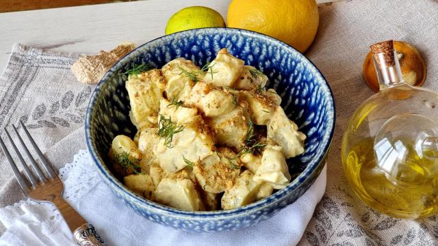 Ensalada de patata al curry con huevo duro, un entrante o acompañamiento ideal
