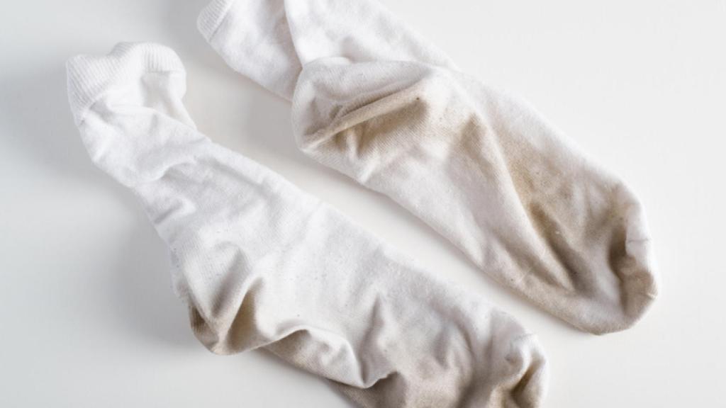 Aprende a blanquear tus calcetines con este truco.