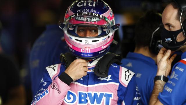 Fernando Alonso dentro del box de Alpine en el Gran Premio de Bahréin