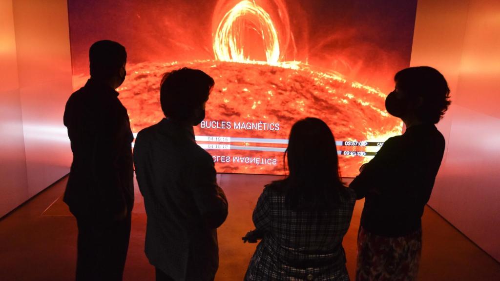 Visitantes en la experiencia inmersiva final de CosmoCaixa