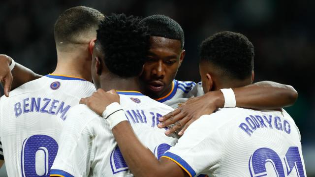 Abrazo entre Alaba, Benzema, Vinicius y Rodrygo
