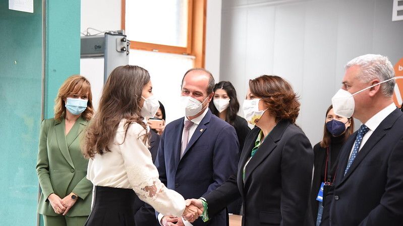 La consejera Patricia Franco saludando a la Reina Letizia este jueves en Guadalajara.