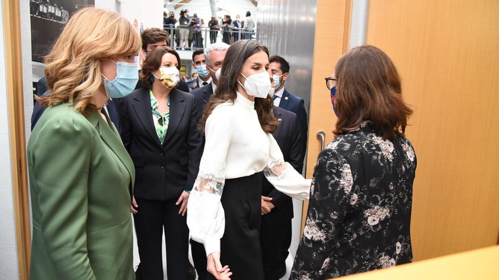 La Reina Letizia entrega a Elisenda Bou el premio 'Princesa de Girona' en Guadalajara.