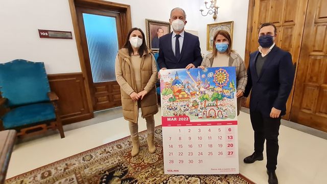 Entrega del calendario Soliss a la alcaldesa de Talavera. Foto: Soliss Seguros.