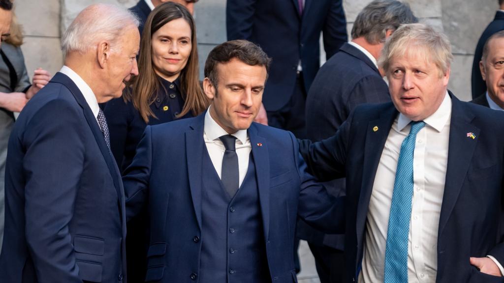 Macron abraza a Johnson y Biden, junto a Draghi y Erdogan, con Pedro Sánchez al fondo, en la sede de la OTAN de Bruselas.