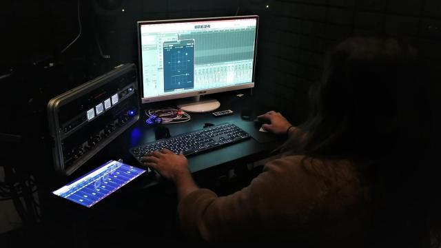 Interior de la unidad móvil de grabación. FOTO: N. Hernández.