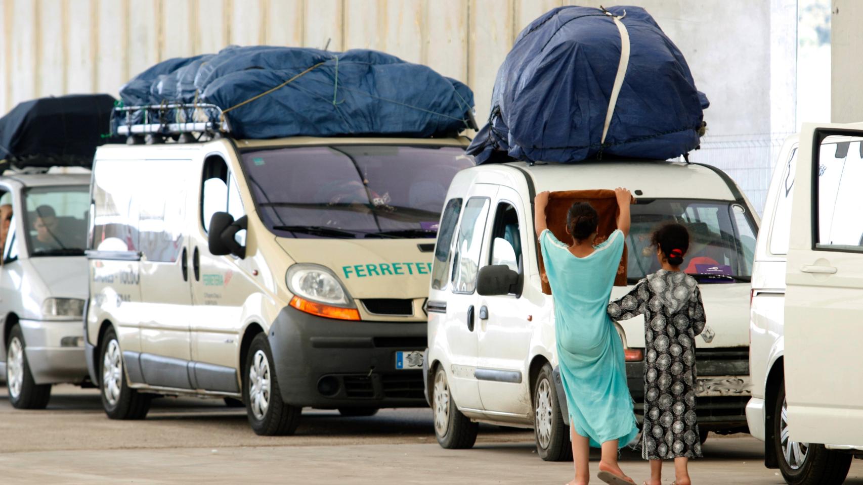 Vehículos en un puerto esperando para embarcar en el ferry rumbo a Melilla en 2019.