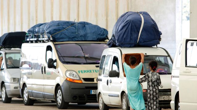 Vehículos en un puerto esperando para embarcar en el ferry rumbo a Melilla en 2019.