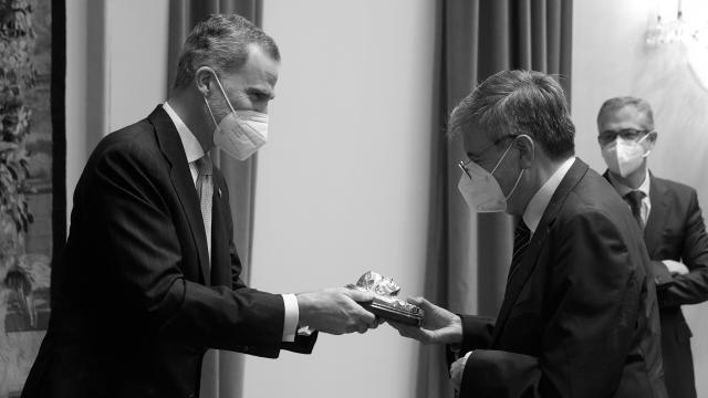 Felipe VI entrega el  Premio de Economía Rey de España a Manuel Arellano en presencia del gobernador, Pablo Hernández de Cos..