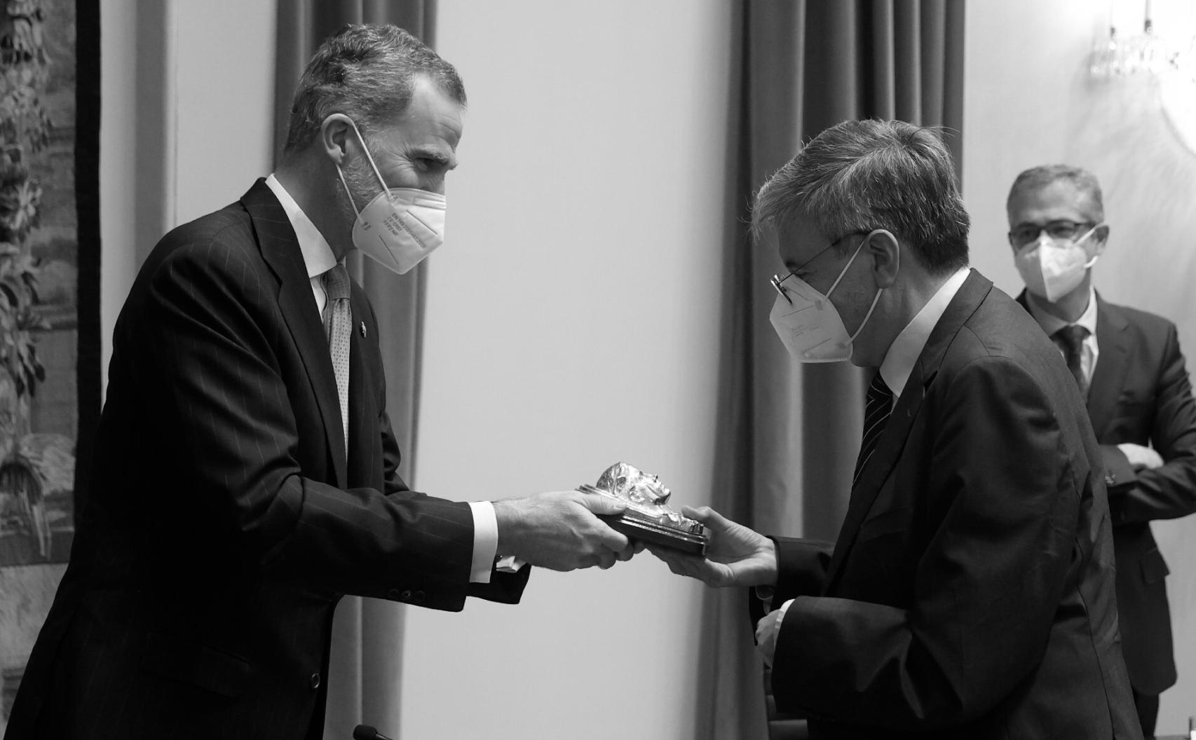 Felipe VI entrega el  Premio de Economía Rey de España a Manuel Arellano en presencia del gobernador, Pablo Hernández de Cos..
