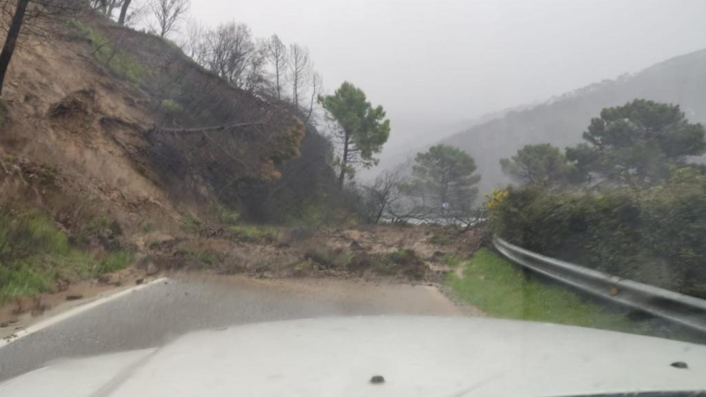 Una imagen de una carretera cortada.