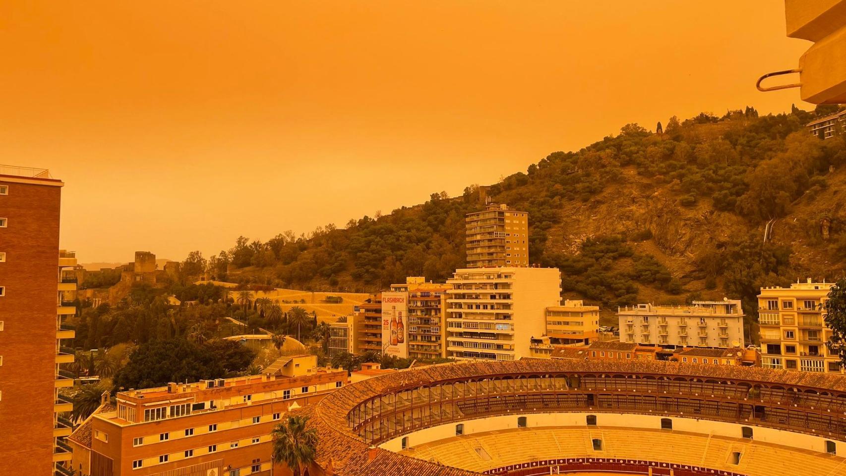 Málaga es Marte: así se ve la ciudad en una jornada con la calima como protagonista.