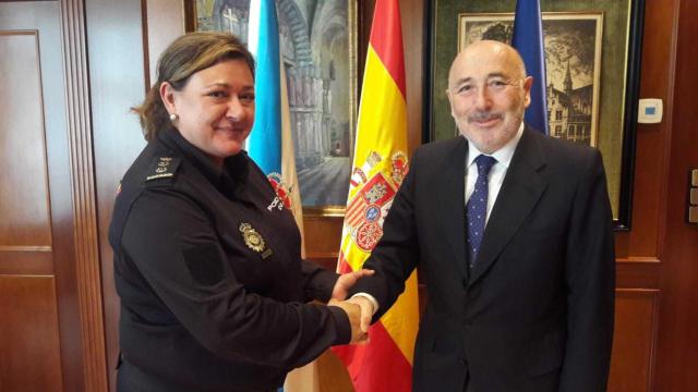 Estíbaliz Palma saluda al anterior delegado del Gobierno en Galicia, Javier Losada.