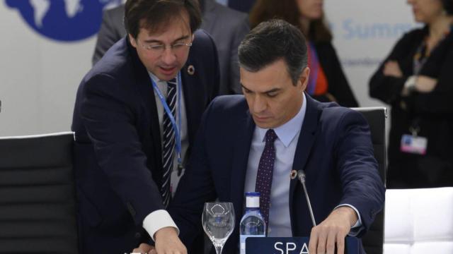 El presidente del Gobierno, Pedro Sánchez, junto a José Manuel Albares, antes de ser nombrado ministro de Asuntos Exteriores.