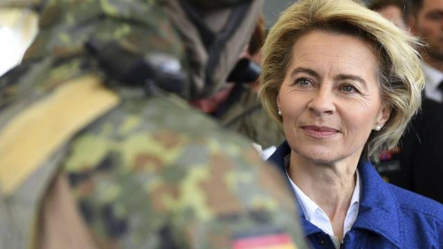 Ursula Von der Leyen hablando con un militar.