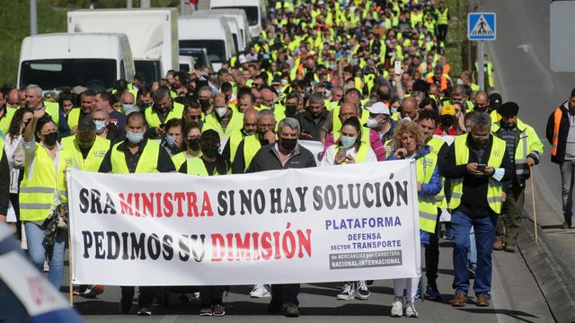 Varias personas con una pancarta en la que piden la dimisión de la ministra de Transportes en Lugo.