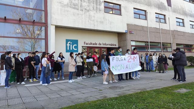 Estudiantes universitarios se concentran este jueves ante la facultad de Informática de la Universidade da Coruña para protestar por reformas educativas.