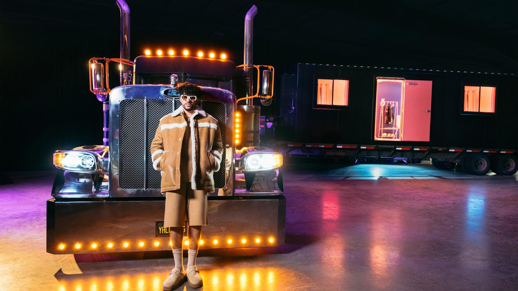 Bad Bunny en frente del camión de El último tour del mundo.