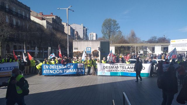 Concentración de plataformas en defensa de la sanidad pública del área sanitaria de Vigo.