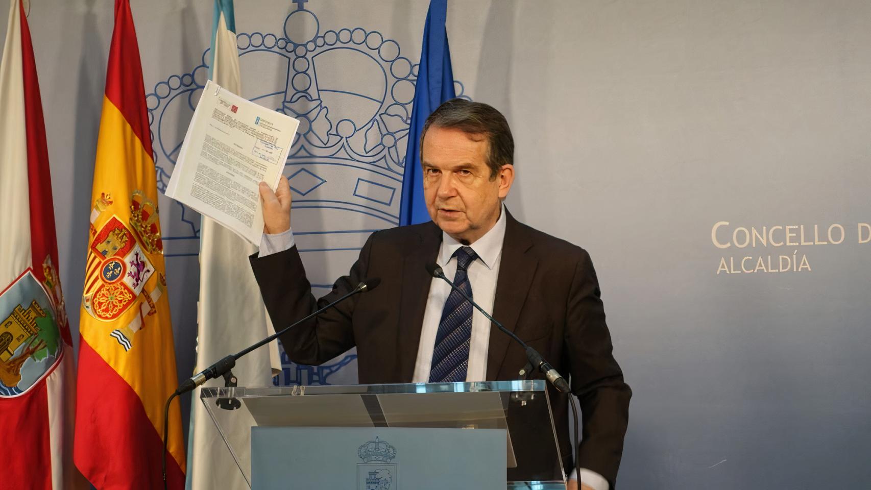 Abel Caballero mostrando el convenio por el IES de Navia enviado a la Xunta en marzo de 2022.