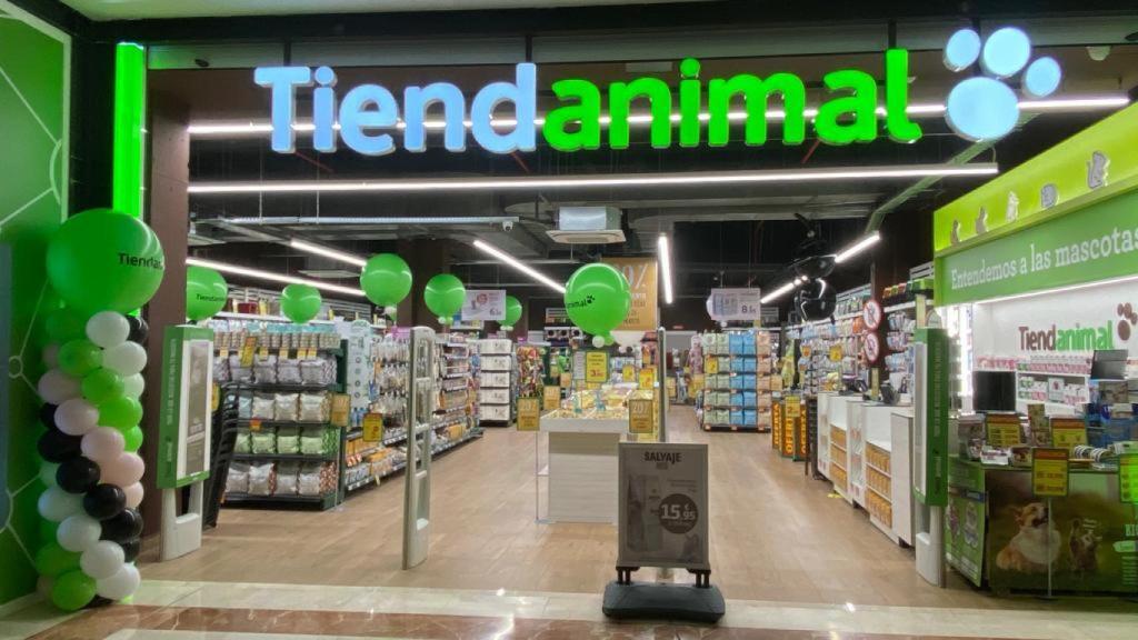 Fachada de Tiendanimal en Espacio León