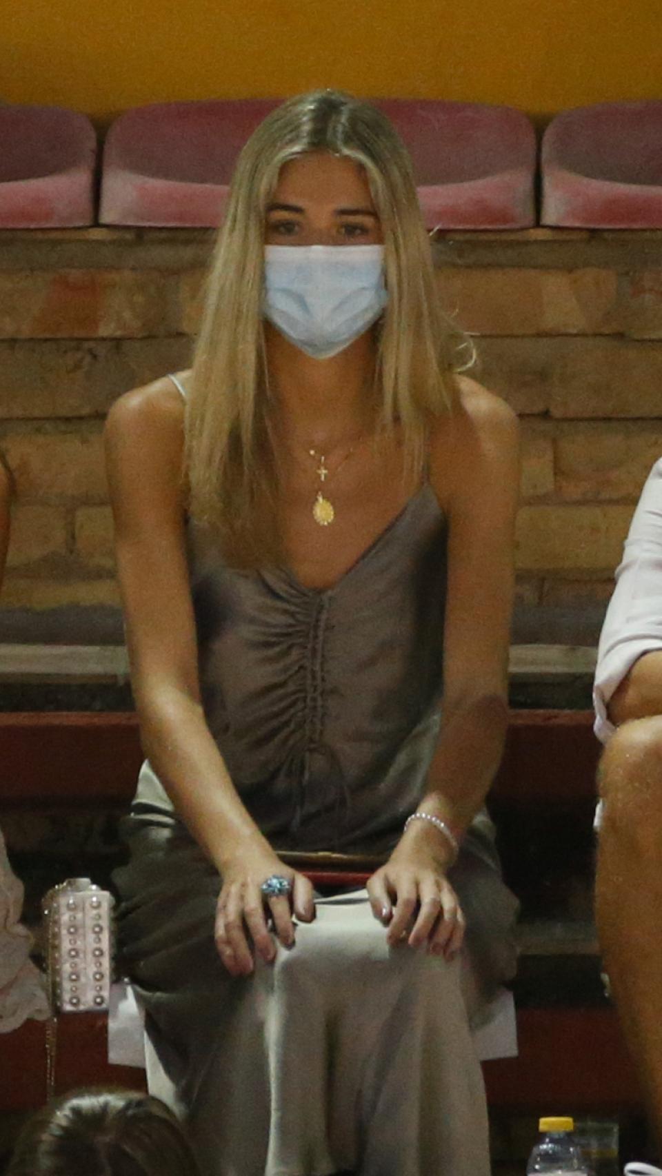 Ana Soria en una plaza de toros, viendo torear a Ponce, en una imagen tomada en Huelva en 2020.