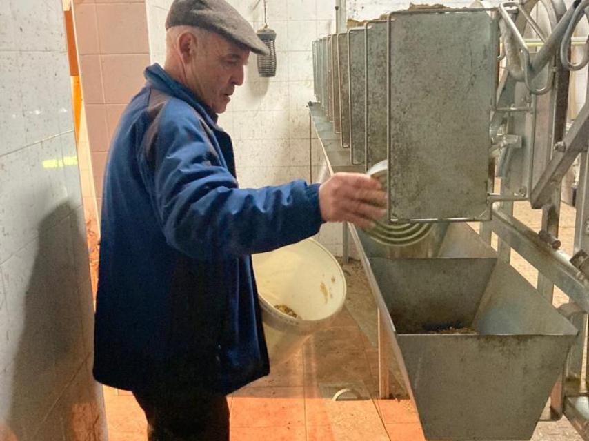 Rodrigo Mangana, racionando el pienso en unos comederos que en circunstancias normales estarían llenos.