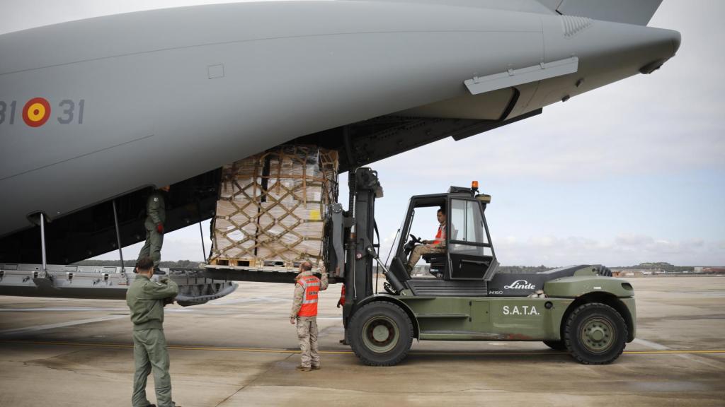 El A400M cargando material sanitario.