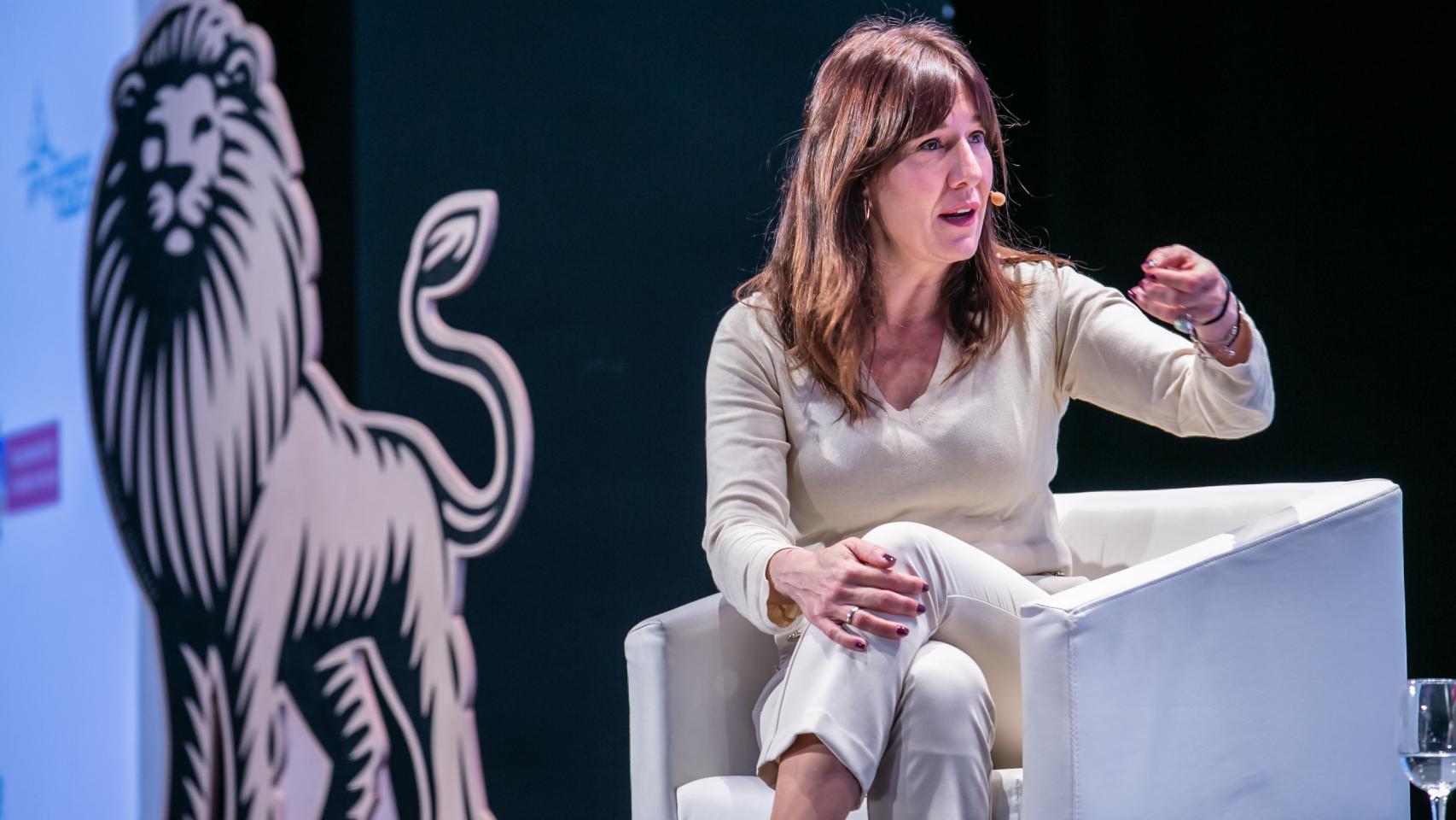 Blanca Fernández, consejera de Igualdad y portavoz del Gobierno de Castilla-La Mancha, en la primera mesa redonda de la segunda jornada del Foro Económico Español 'Castilla-La Mancha: logros y desafíos'.