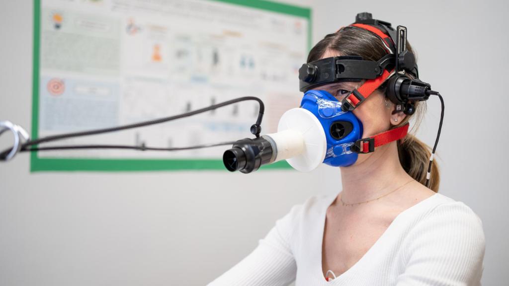 La máscara mide el oxígeno consumido y el casco, la actividad arterial del cerebro.