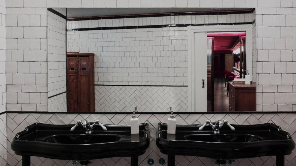 Entrada secreta del Hemingway Cocktail Bar en los aseos del NH Collection Casa Suecia (Madrid)