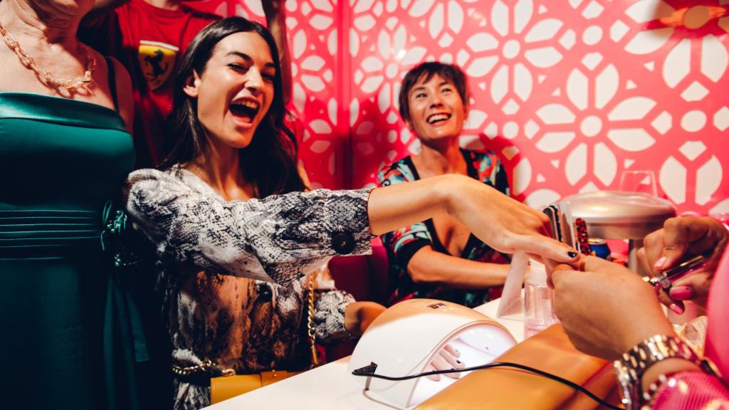 La influencer Estela Grande haciéndose la manicura en Uñas Chung Lee (Madrid)