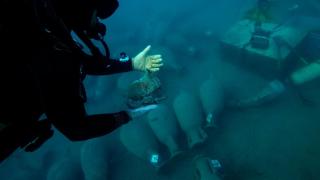 Recuperación de un recipiente de la cocina del pecio Bou Ferrer.