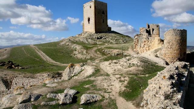 El castillo de la Estrella de Teba ha sido testigo a lo largo de los siglos de grandes batallas .