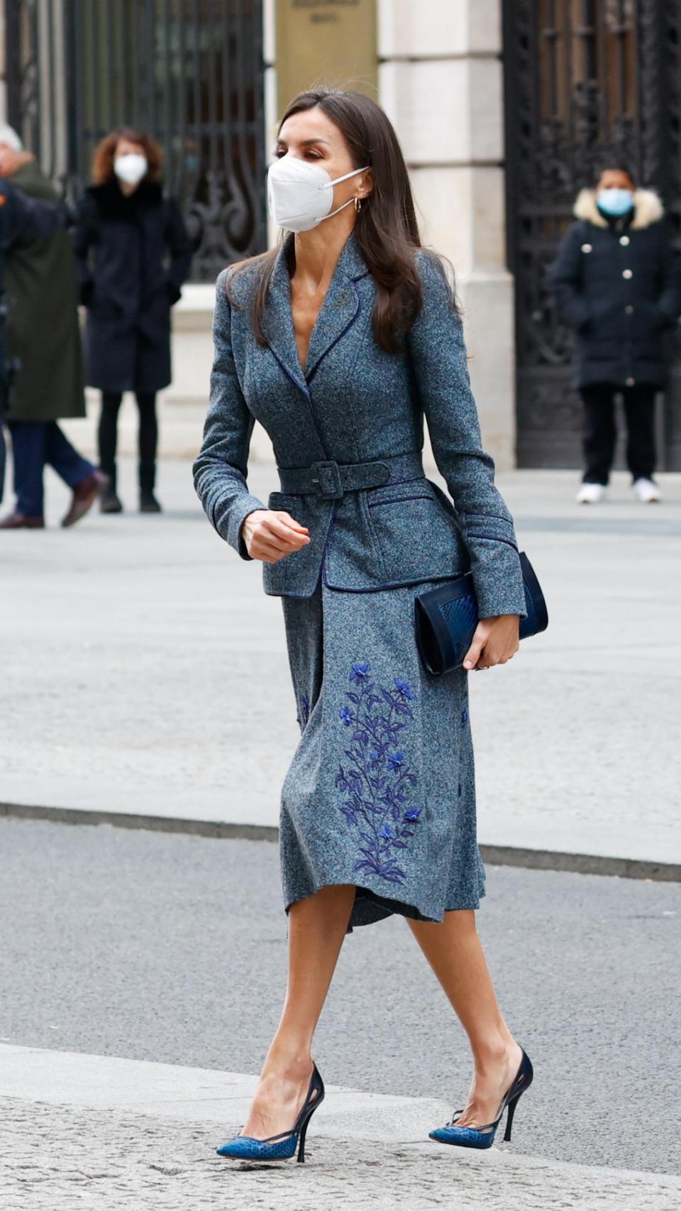 La reina Letizia con zapatos de pitón en azul marino de Magrit.