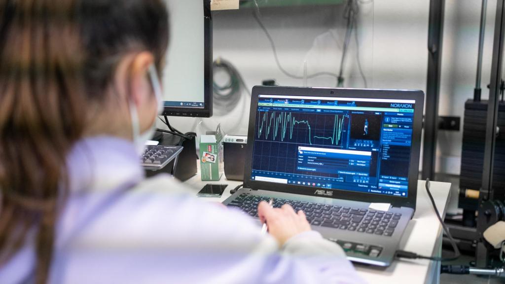 Una investigadora del estudio sobre fragilidad comprueba los registros de la prueba.