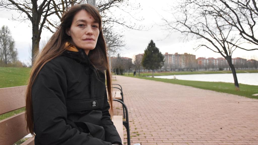 Lorena Sánchez en Laguna de Duero atendiendo a EL ESPAÑOL de Castilla y León