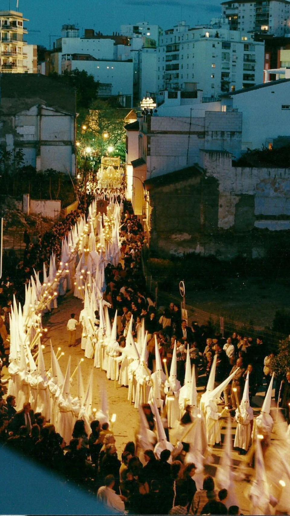 Fotografía antigua de la Virgen del Rocío pasando por el Altozano.