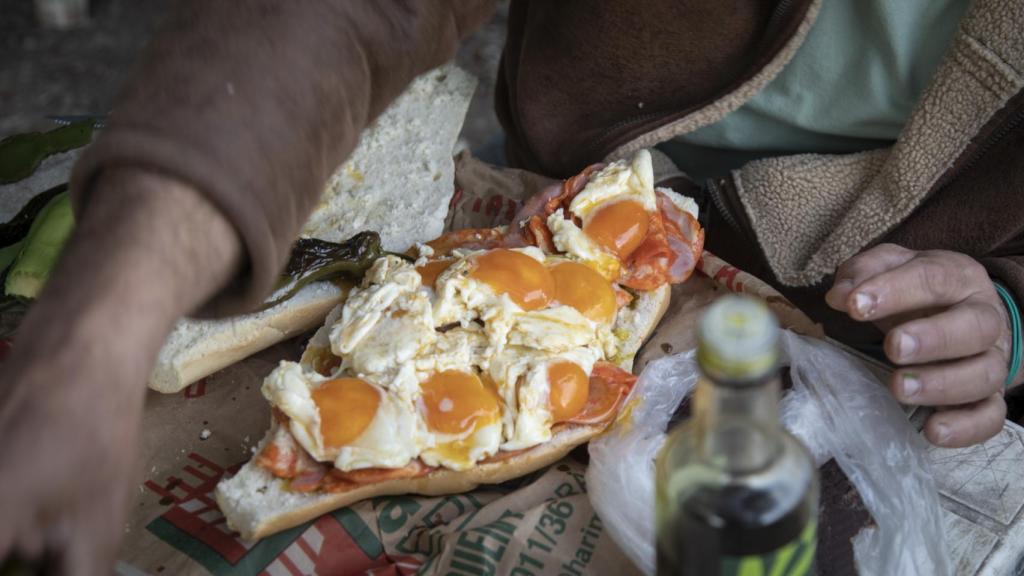 Su bocadillo favorito, con ocho huevos