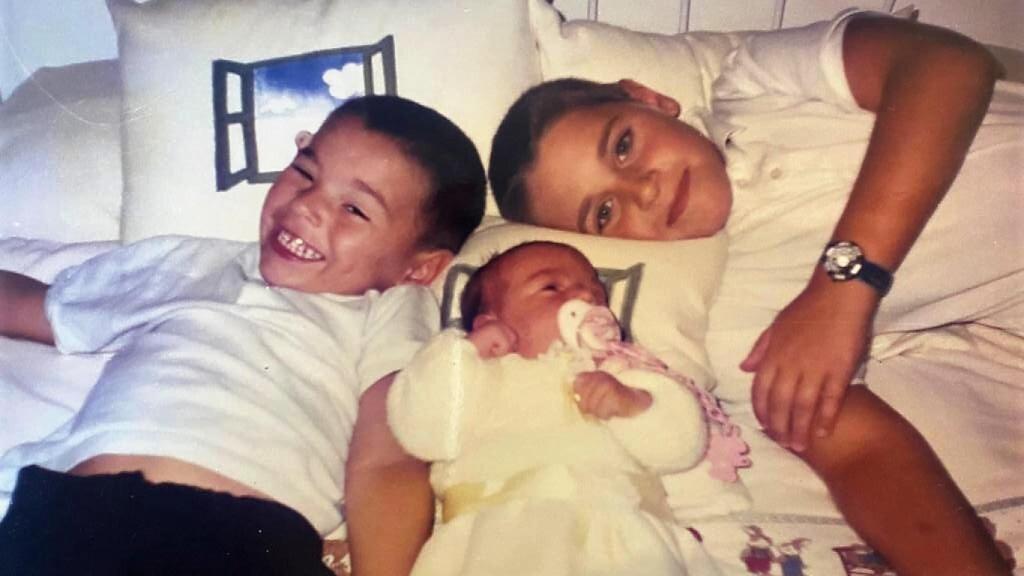 Raúl (a la izquierda), de niño con sus hermanos Aarón y Sara.