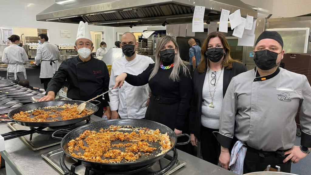 La alcaldesa Mari Carmen Sánchez, con los cocineros que han promocionado el arroz alicantino en Zaragoza.