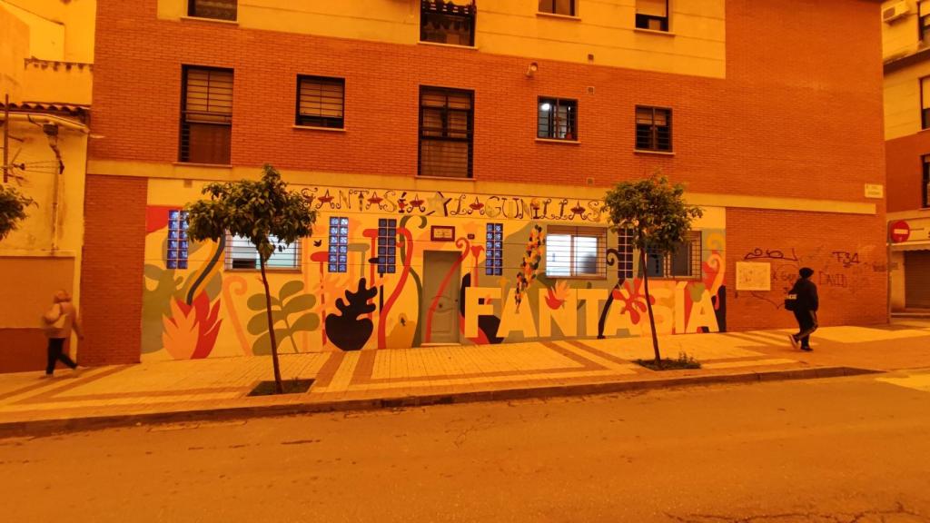 La asociación Fantasía Lagunillas, que tampoco se libra de la calima, tiene un local en pleno corazón del barrio.