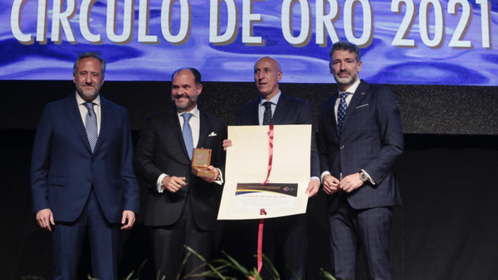 Carlos Fernández recoge “orgulloso” el Círculo de Oro 2021 del CEL y aboga por el desarrollo para “distribuir la riqueza”.