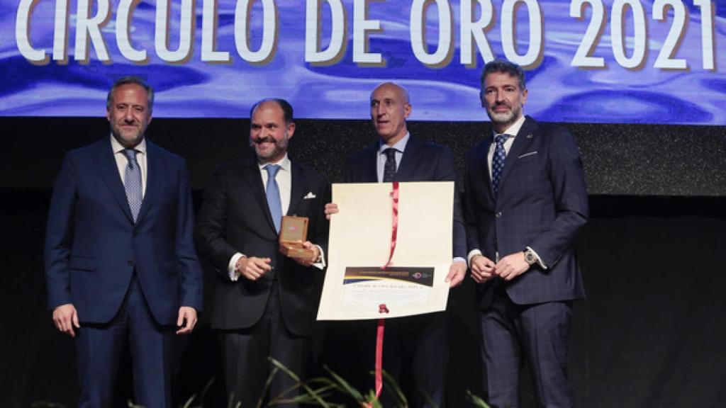 Carlos Fernández recoge “orgulloso” el Círculo de Oro 2021 del CEL y aboga por el desarrollo para “distribuir la riqueza”.