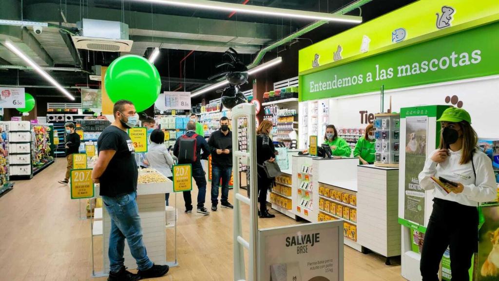 Clientes visitan Tiendanimal en Espacio León