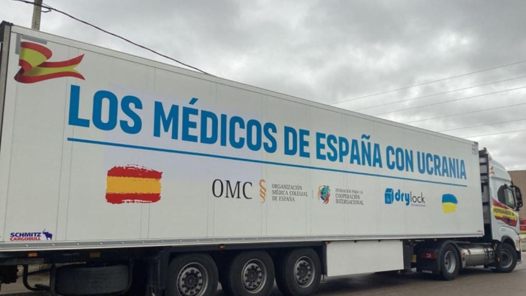 Tráiler cargado con palets con el material médico