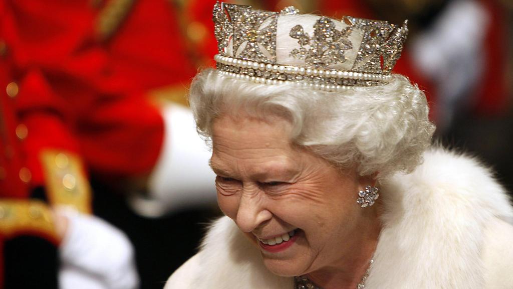 La reina Isabel II con la Diadema de Estado de Jorge IV en una imagen de archivo.
