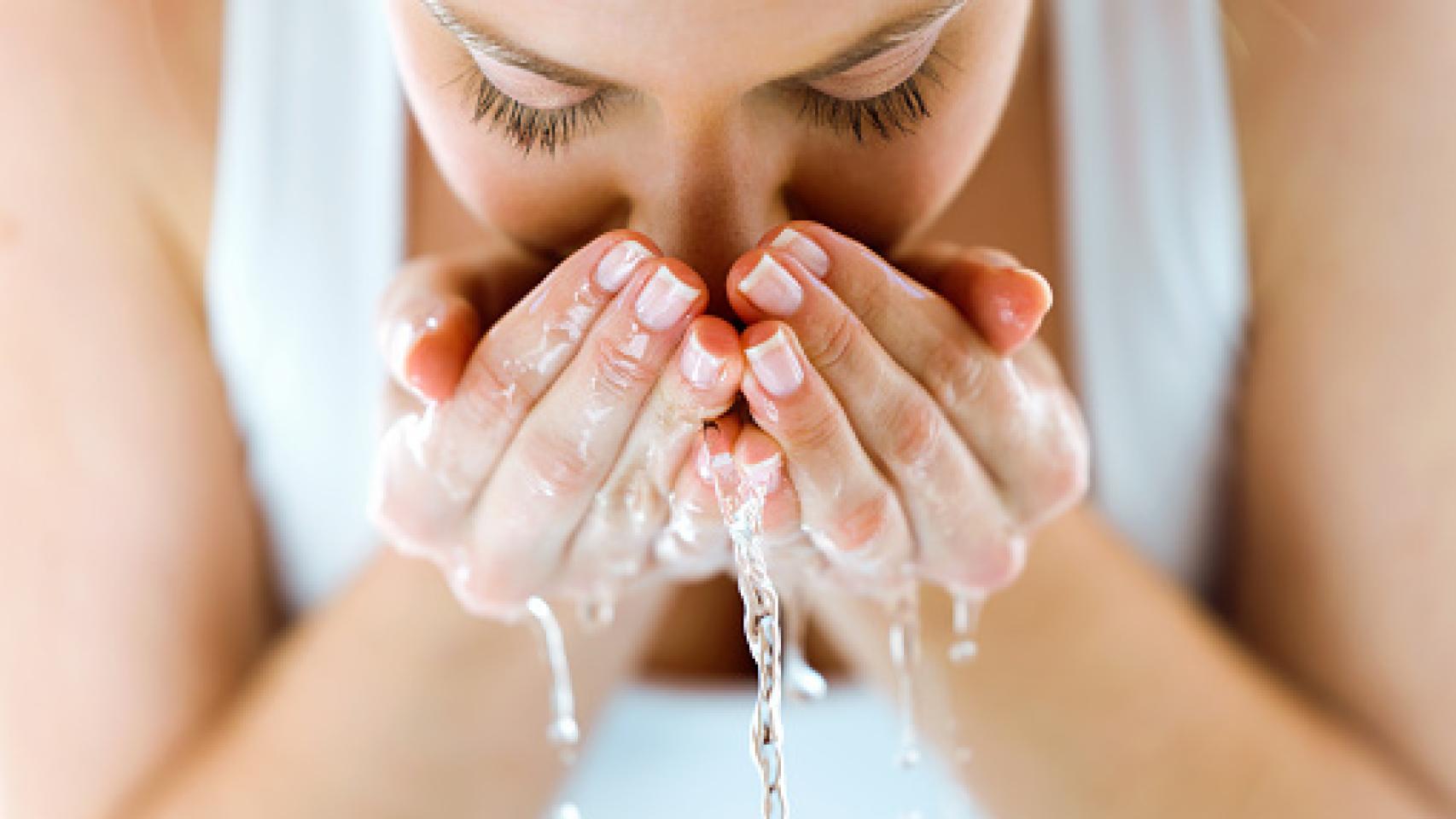 La limpieza facial diaria es recomendada para mantener una piel sana.