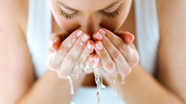 La limpieza facial diaria es recomendada para mantener una piel sana.